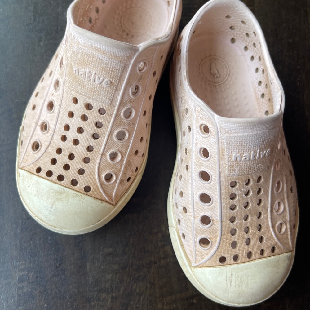 Native Kids Shoes in light pink